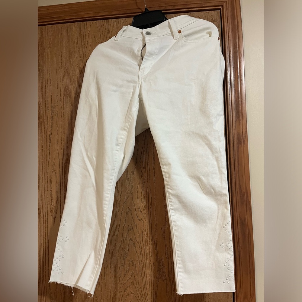 🔥Levi’s Cropped White Raw Hem Embellished Jeans